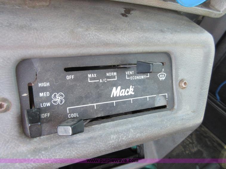 image for item I1852 2001 Mack RD688S semi truck