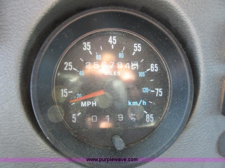 image for item I1852 2001 Mack RD688S semi truck