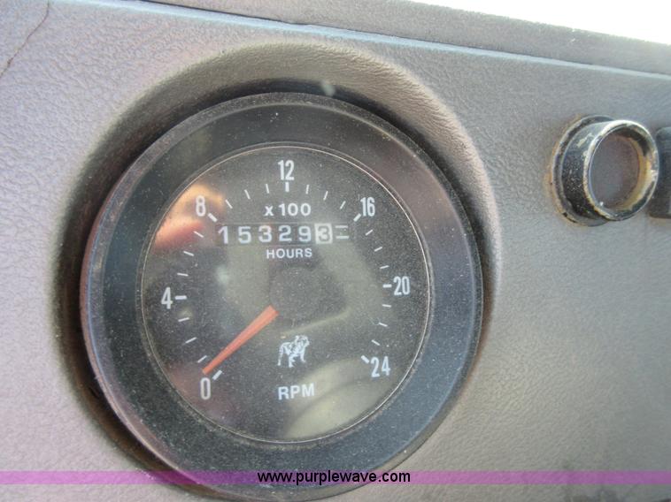 image for item I1852 2001 Mack RD688S semi truck