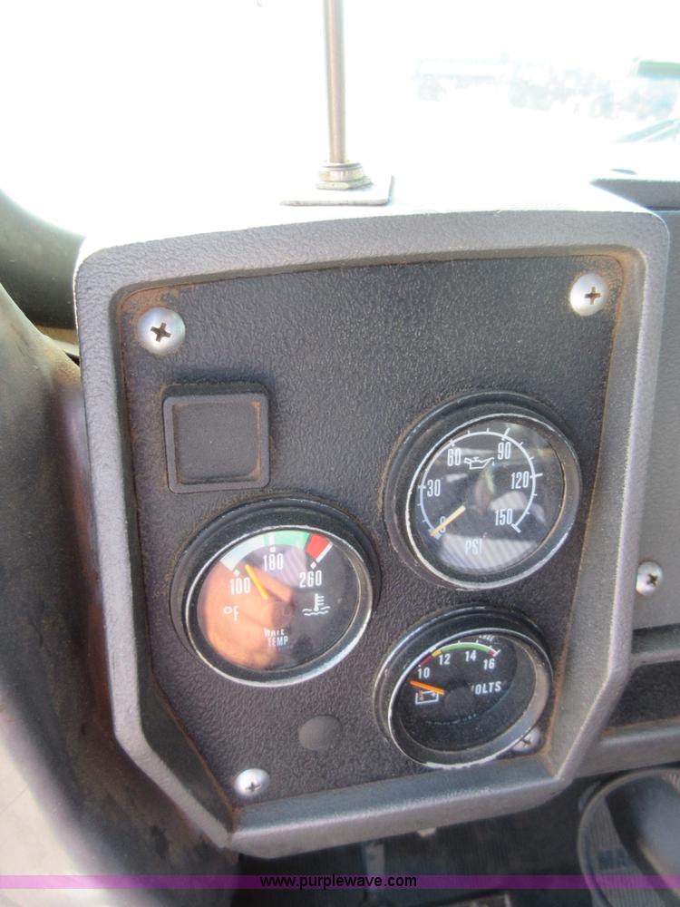 image for item I1852 2001 Mack RD688S semi truck