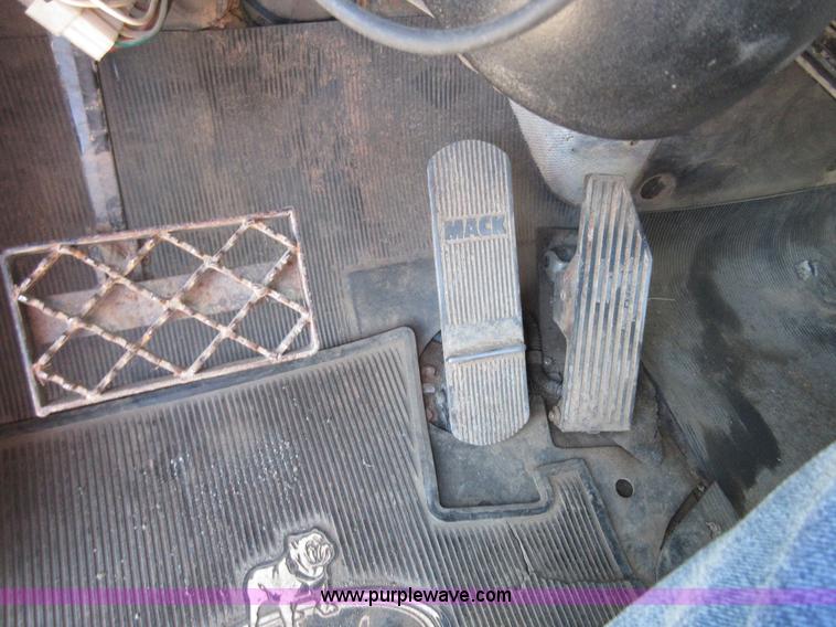 image for item I1852 2001 Mack RD688S semi truck