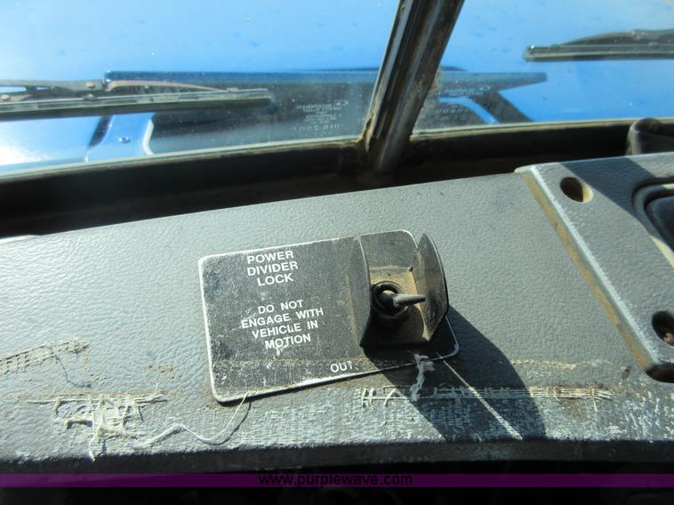 image for item I1852 2001 Mack RD688S semi truck