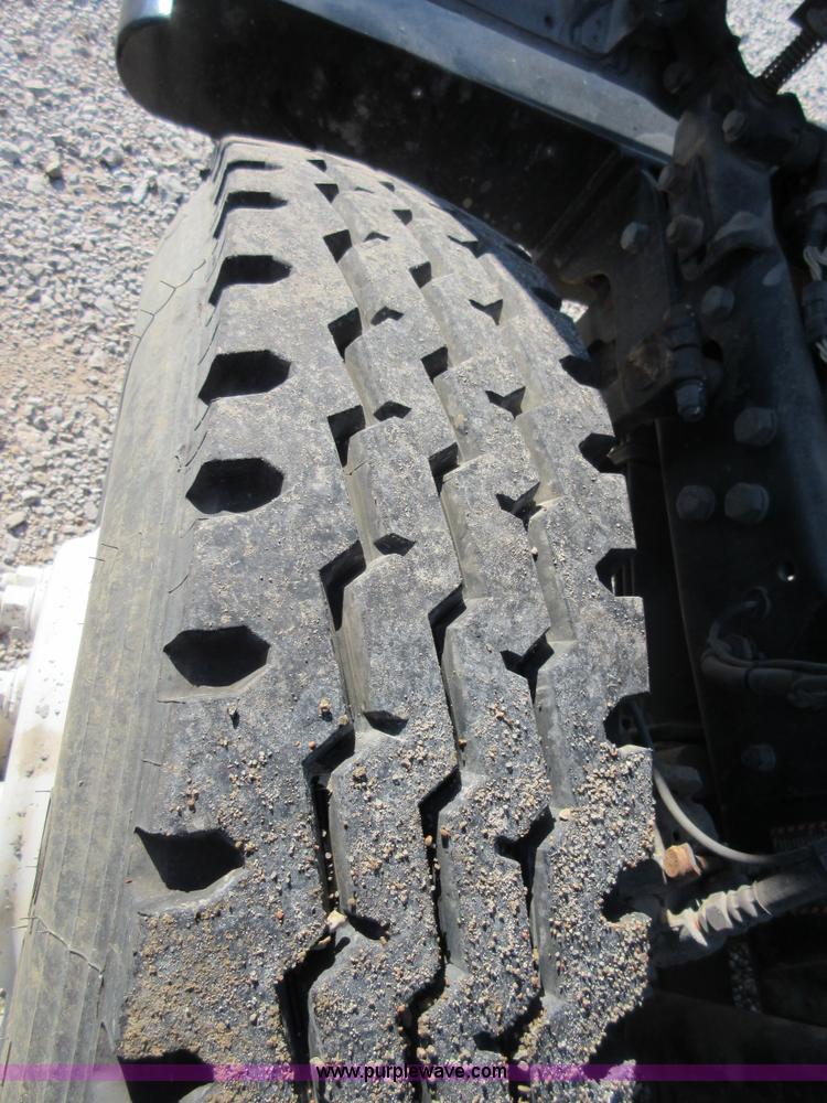 image for item I1852 2001 Mack RD688S semi truck