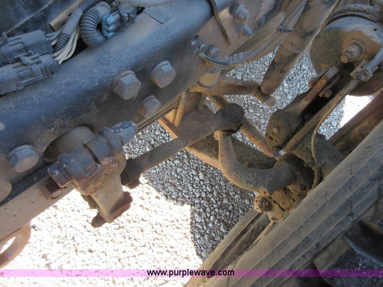 image for item I1852 2001 Mack RD688S semi truck