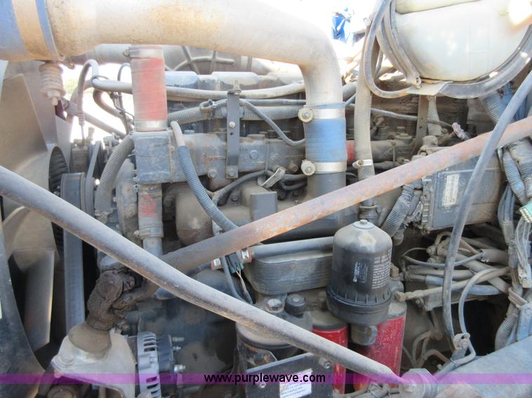 image for item I1852 2001 Mack RD688S semi truck