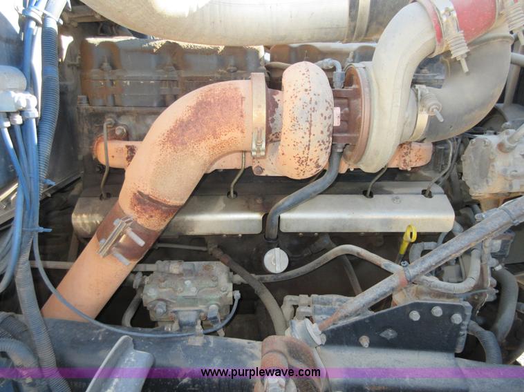 image for item I1852 2001 Mack RD688S semi truck