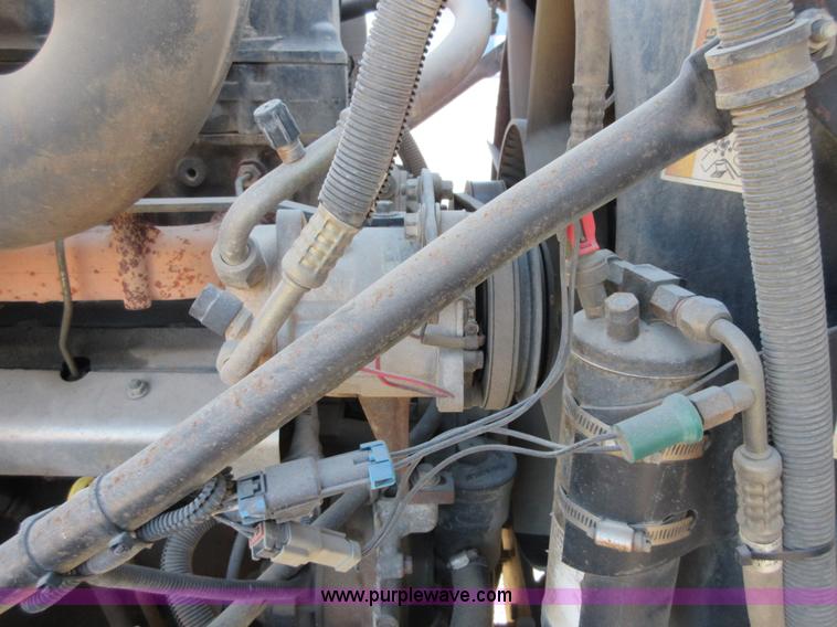 image for item I1852 2001 Mack RD688S semi truck