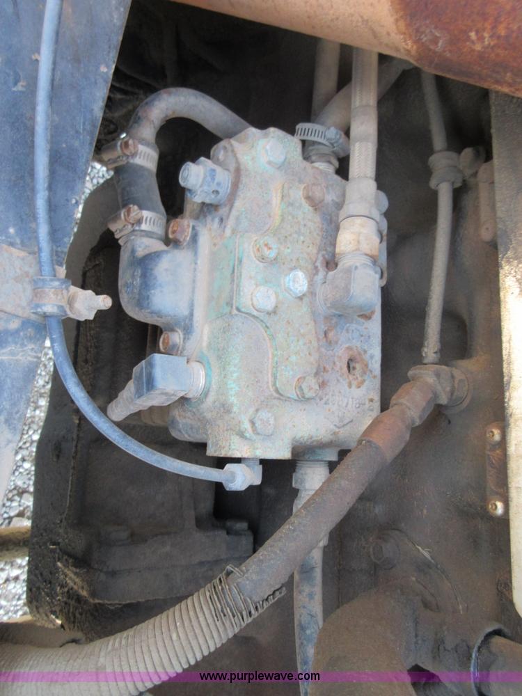 image for item I1852 2001 Mack RD688S semi truck