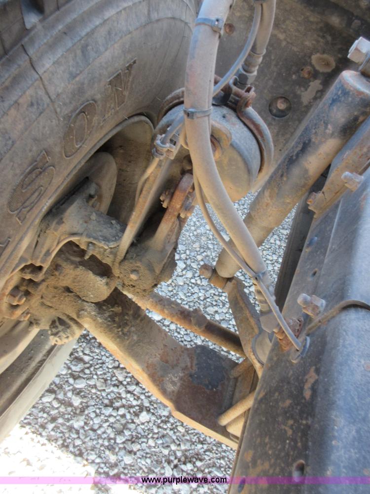 image for item I1852 2001 Mack RD688S semi truck