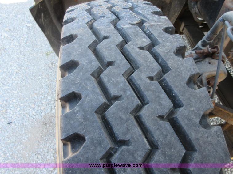 image for item I1852 2001 Mack RD688S semi truck