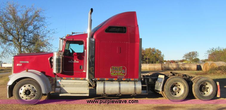 image for item I1856 2004 Kenworth W900 semi truck