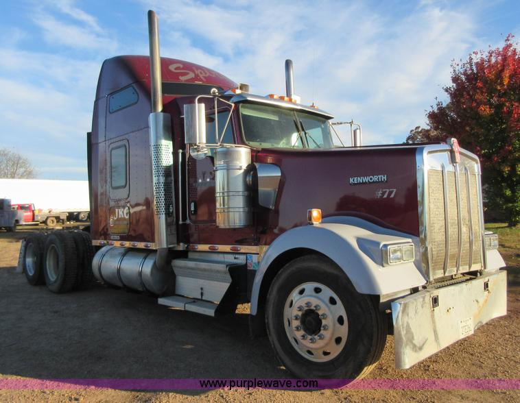 image for item I1856 2004 Kenworth W900 semi truck
