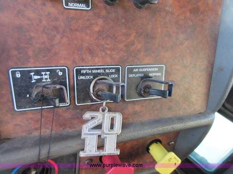 image for item I1856 2004 Kenworth W900 semi truck