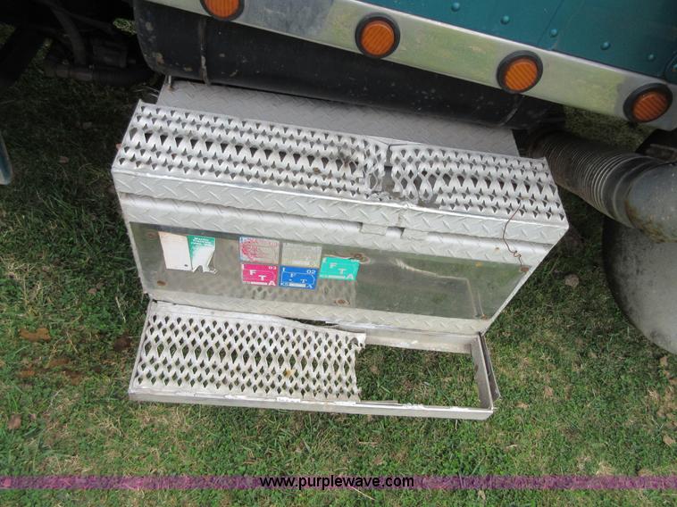 image for item I1862 1997 Peterbilt 379 semi truck