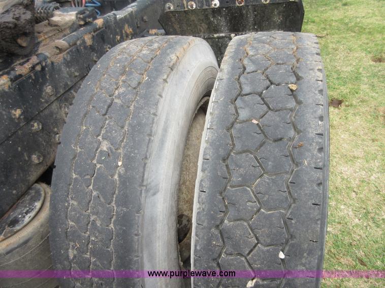 image for item I1862 1997 Peterbilt 379 semi truck