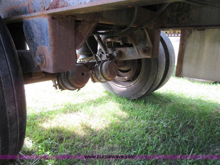 image for item I1874 1998 Wabash flatbed trailer