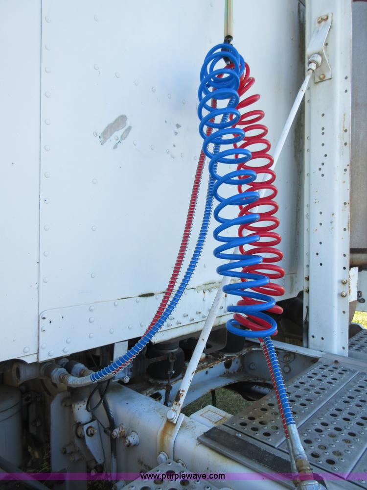 image for item I1877 1995 Freightliner FLD semi truck