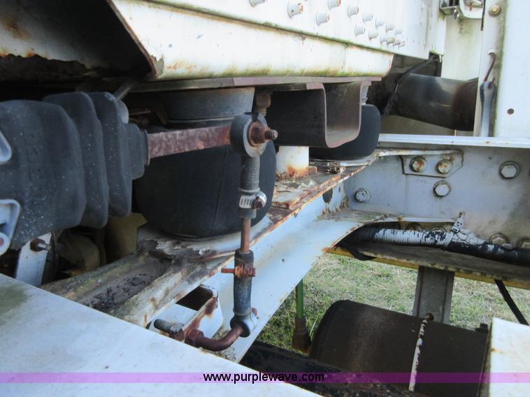 image for item I1877 1995 Freightliner FLD semi truck