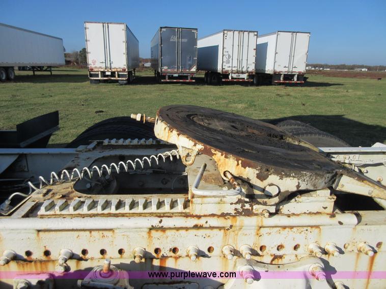 image for item I1877 1995 Freightliner FLD semi truck