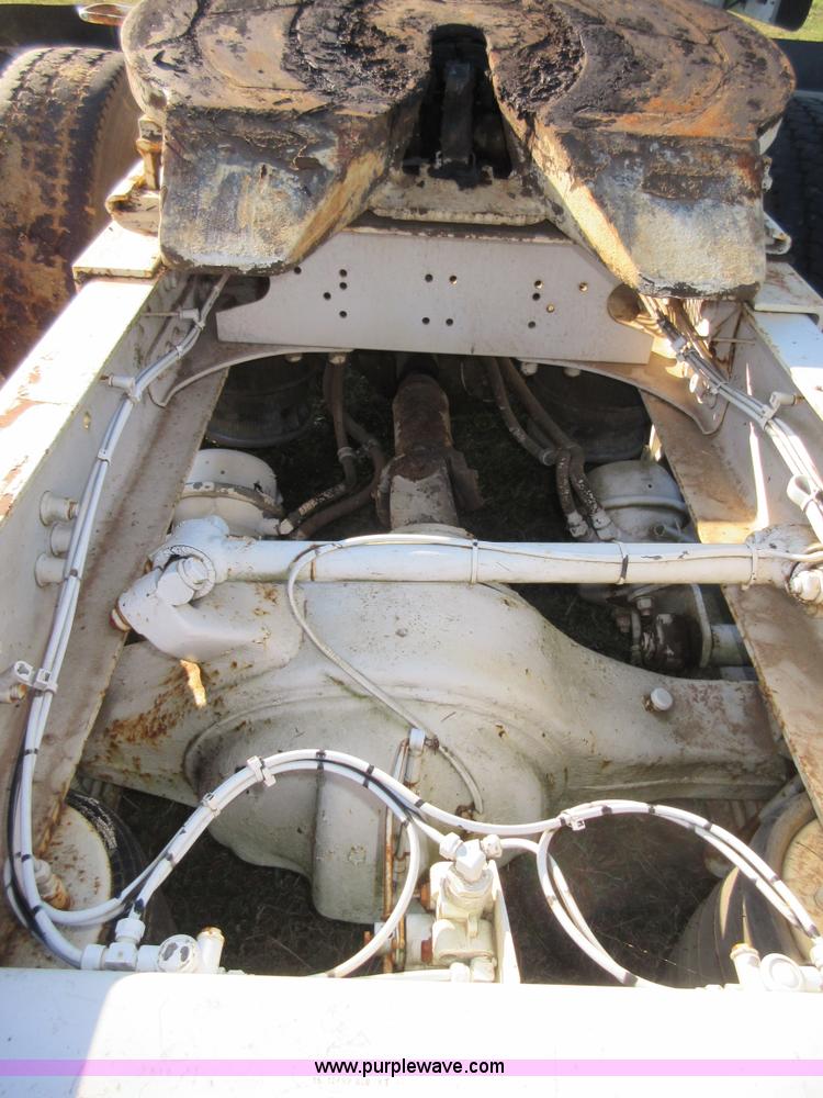 image for item I1877 1995 Freightliner FLD semi truck