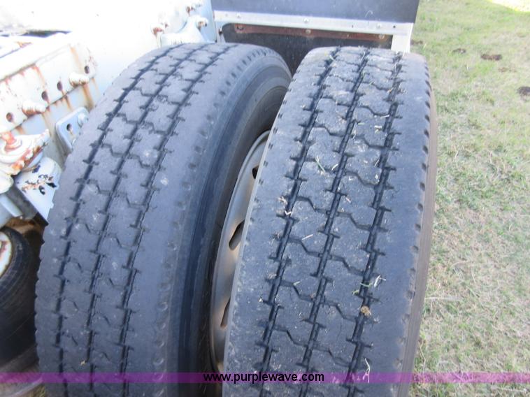 image for item I1877 1995 Freightliner FLD semi truck