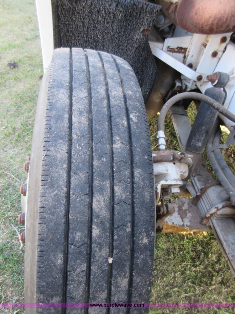 image for item I1877 1995 Freightliner FLD semi truck