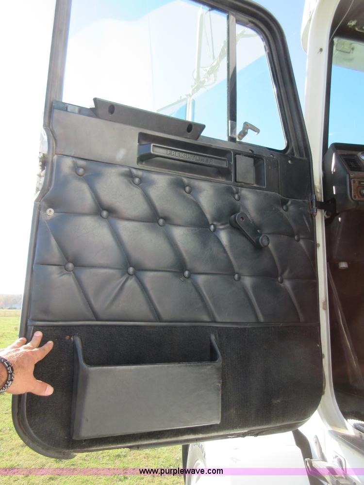 image for item I1877 1995 Freightliner FLD semi truck