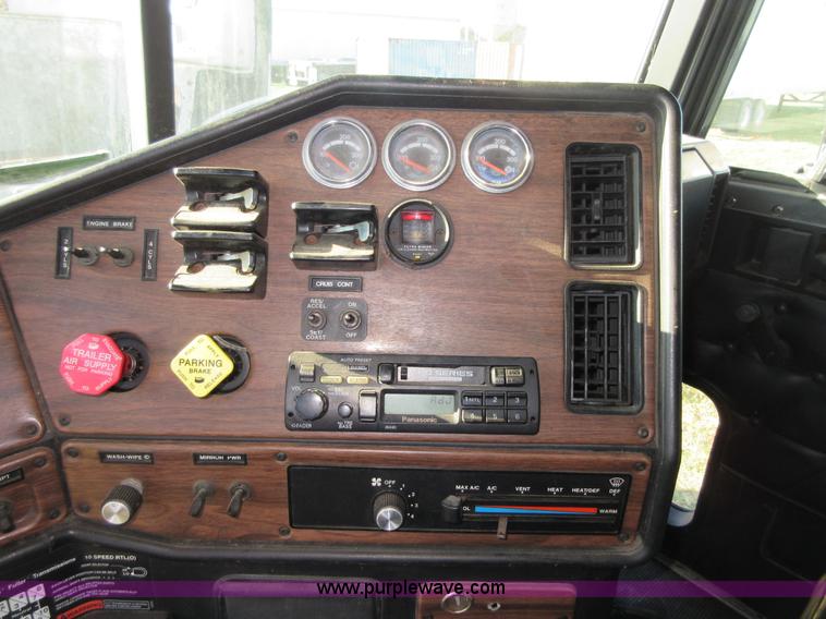 image for item I1877 1995 Freightliner FLD semi truck