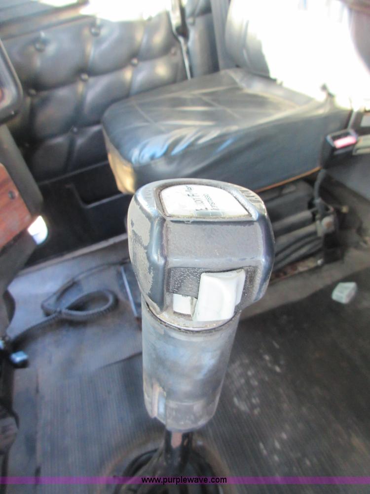 image for item I1877 1995 Freightliner FLD semi truck