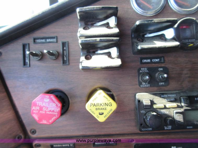 image for item I1877 1995 Freightliner FLD semi truck