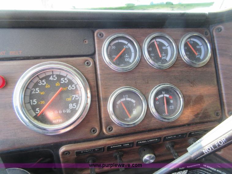 image for item I1877 1995 Freightliner FLD semi truck