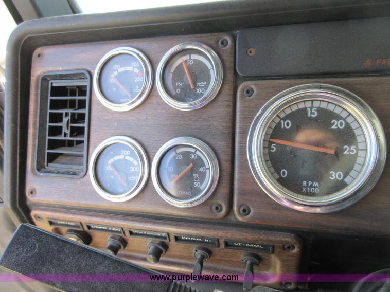 image for item I1877 1995 Freightliner FLD semi truck