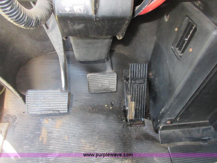 image for item I1877 1995 Freightliner FLD semi truck