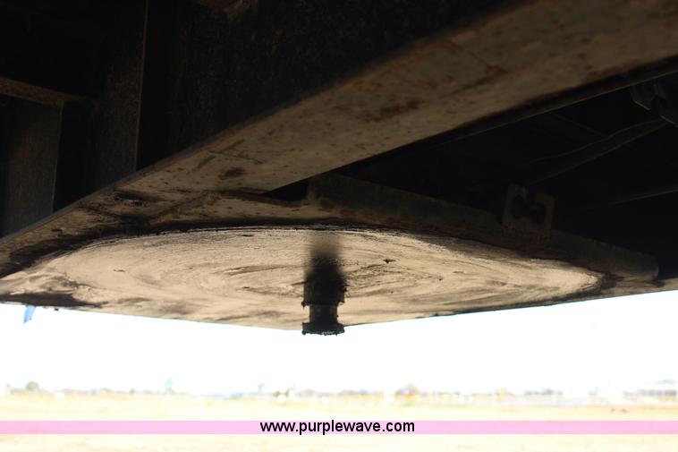 image for item J4264 1999 Fontaine flatbed trailer