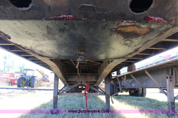 image for item J4264 1999 Fontaine flatbed trailer