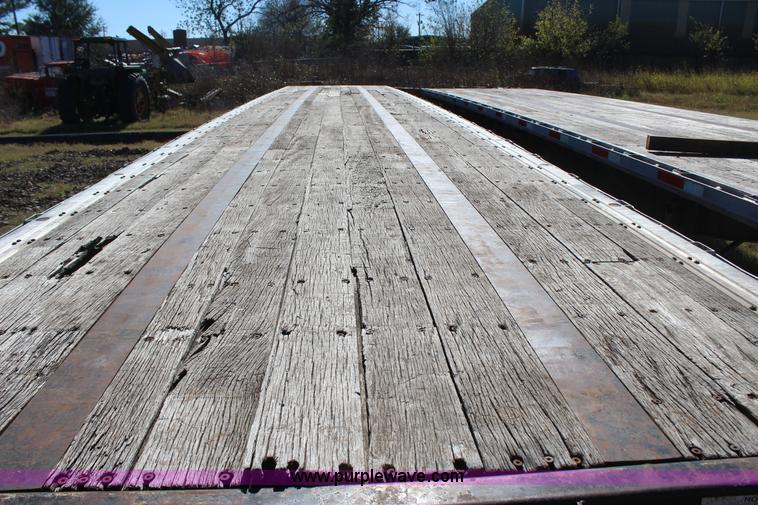image for item J4264 1999 Fontaine flatbed trailer