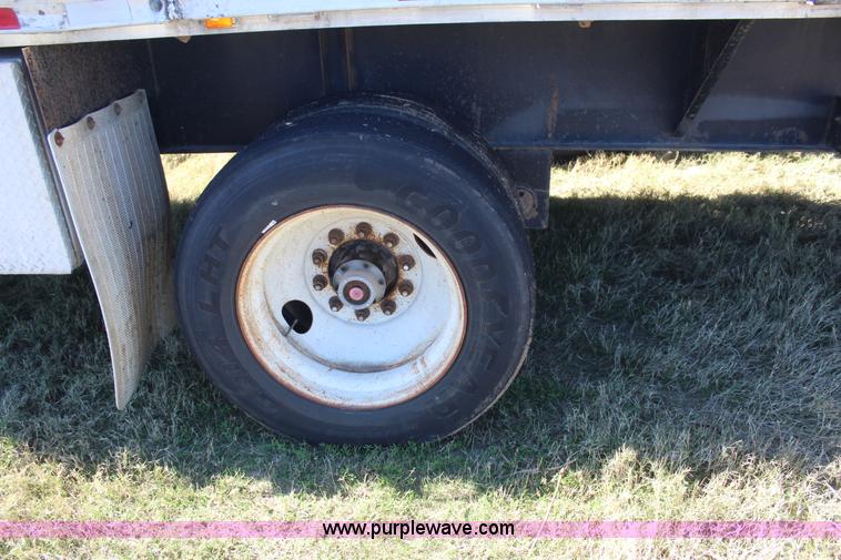 image for item J4264 1999 Fontaine flatbed trailer