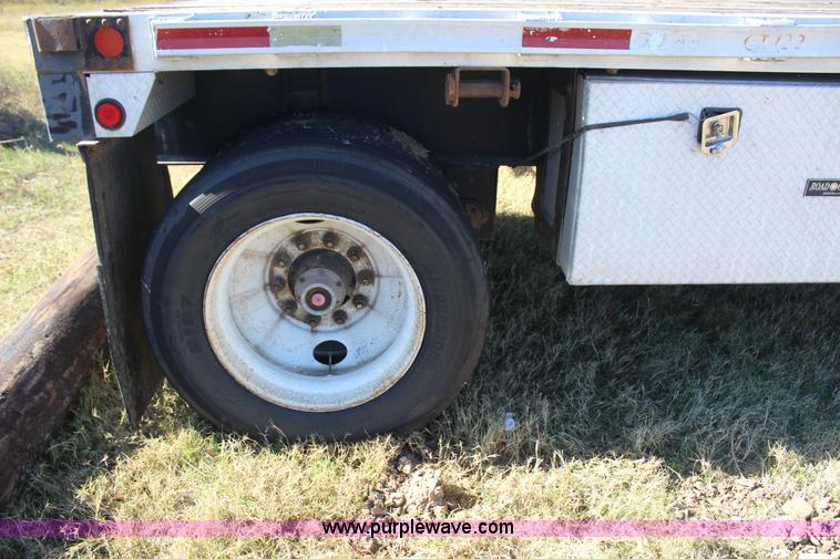 image for item J4264 1999 Fontaine flatbed trailer