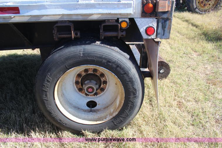image for item J4264 1999 Fontaine flatbed trailer