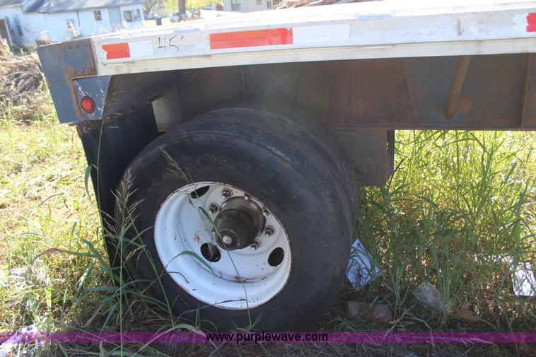 image for item J4268 1994 Fontain flatbed trailer