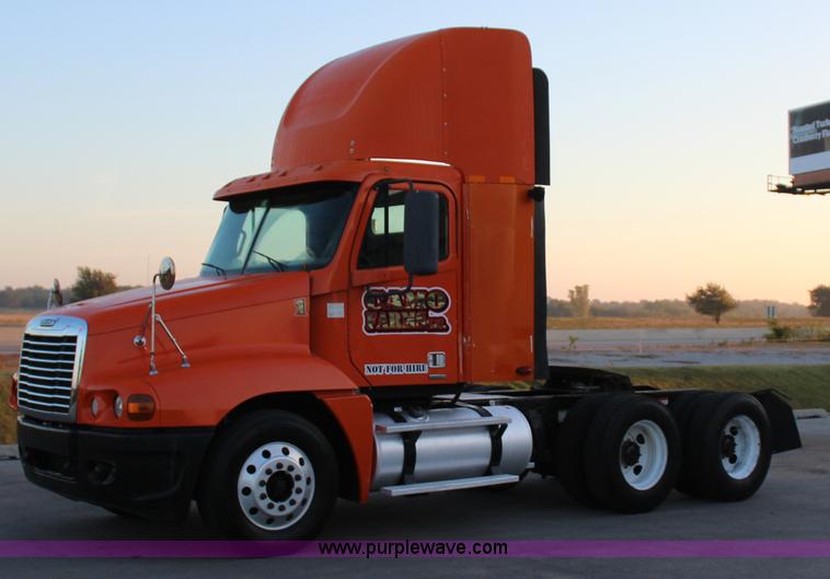 image for item J4366 2006 Freightliner ST120 semi truck