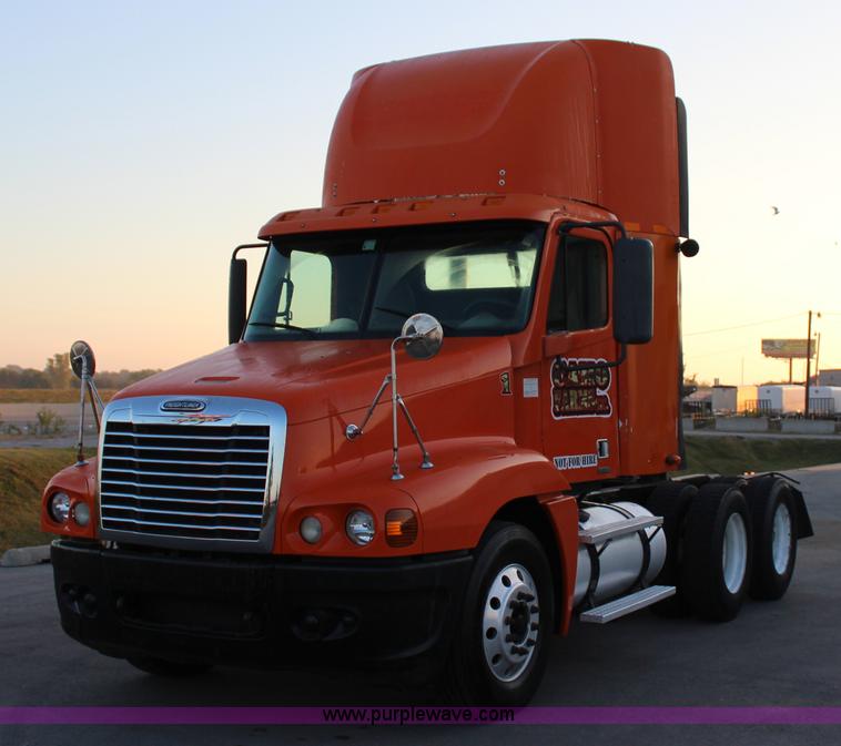 image for item J4366 2006 Freightliner ST120 semi truck