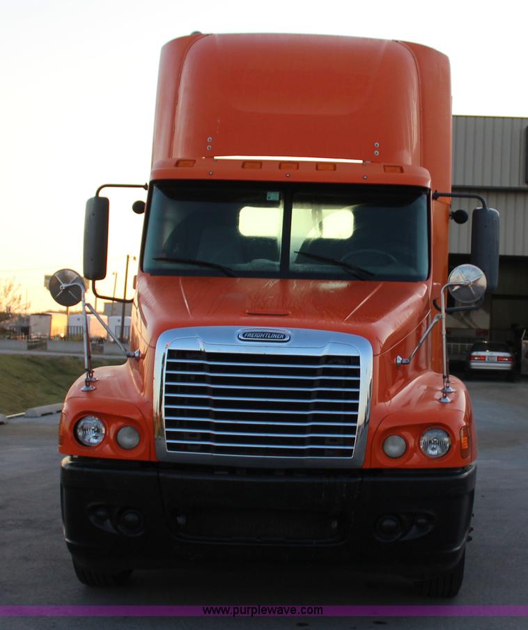 image for item J4366 2006 Freightliner ST120 semi truck