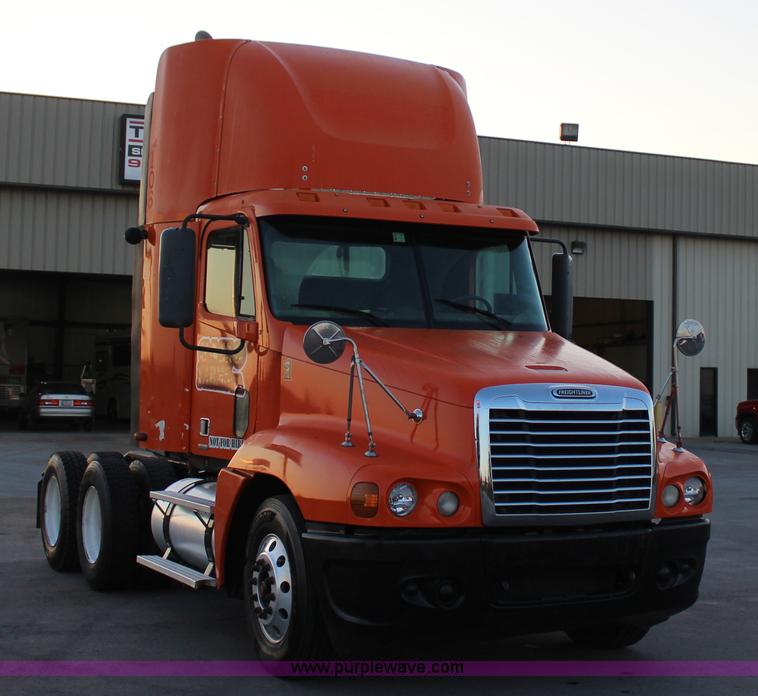 image for item J4366 2006 Freightliner ST120 semi truck