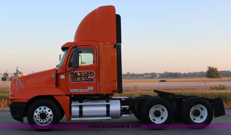image for item J4366 2006 Freightliner ST120 semi truck