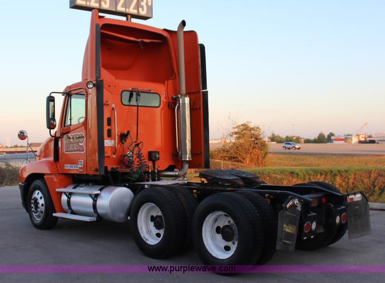 image for item J4366 2006 Freightliner ST120 semi truck