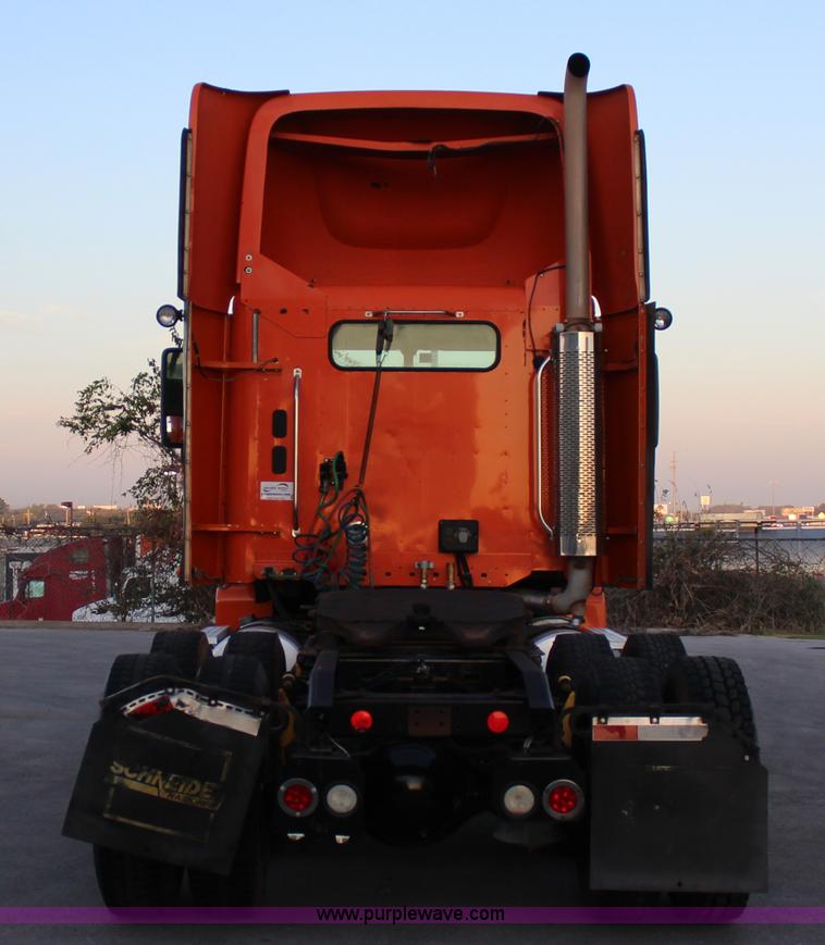 image for item J4366 2006 Freightliner ST120 semi truck