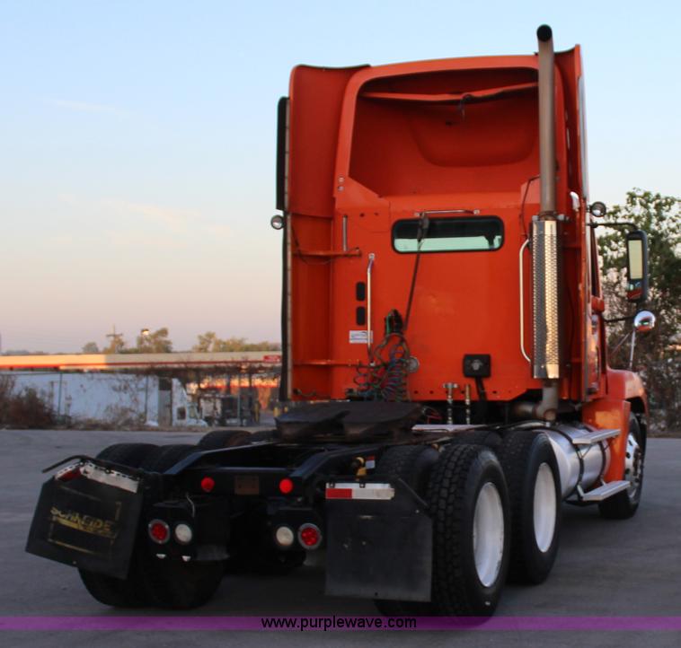 image for item J4366 2006 Freightliner ST120 semi truck