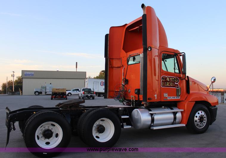 image for item J4366 2006 Freightliner ST120 semi truck