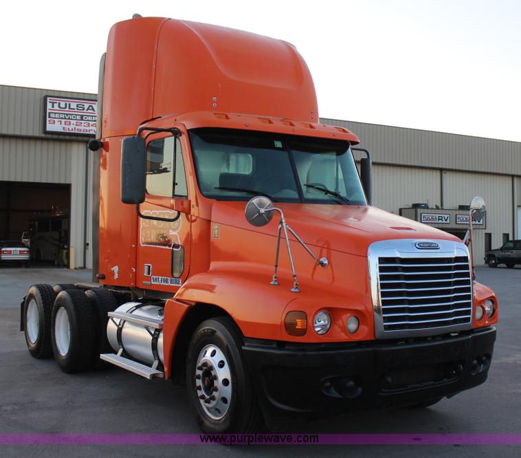 image for item J4366 2006 Freightliner ST120 semi truck